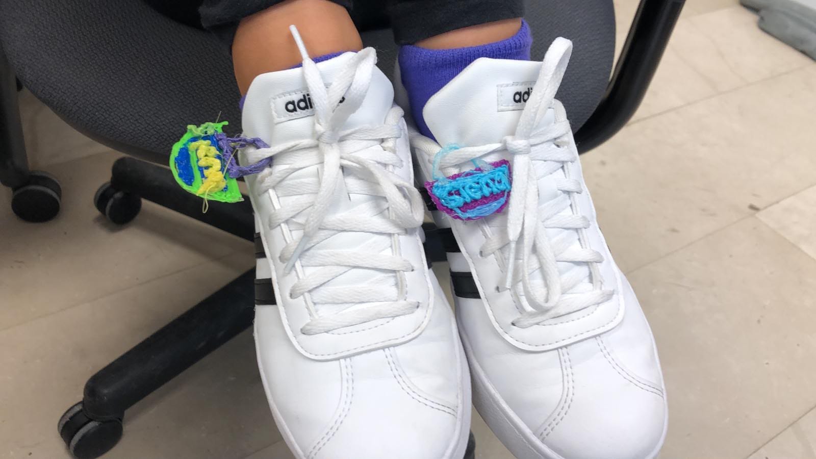 Sapatilhas personalizadas com criações 3D coloridas